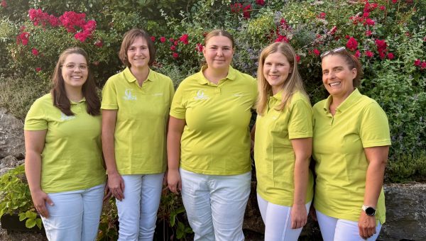 Das Team der Kleintierpraxis Lisa Nierhaus in Mosbach vor blühenden Rosen